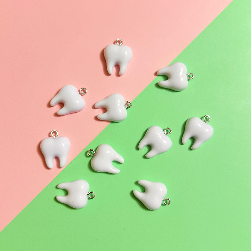 Resin Art Notes - 10 個かわいい白い歯樹脂ペンダント小さな歯チャームジュエリー作成アクセサリー DIY イヤリングネックレスキーホルダー