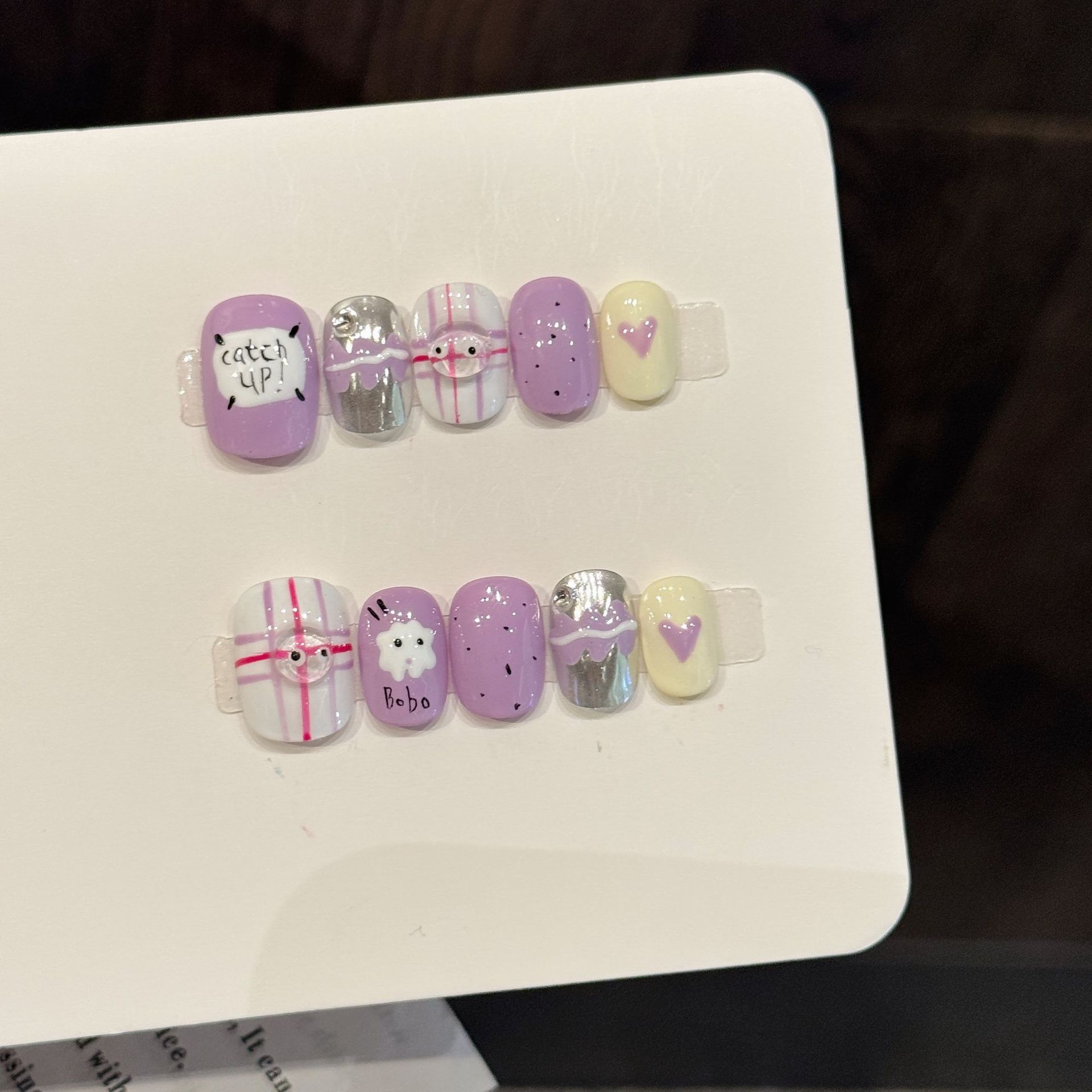 Resin Art Purple - 10個入り手作りプレスショートラウンドネイルアート、紫色の面白い表情の愛、柔らかくて甘い、素敵なフェイクネイル、女性に適しています。