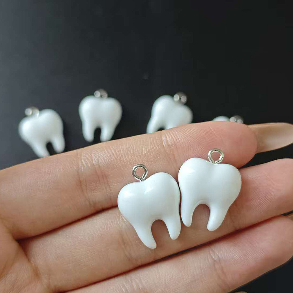 10 個かわいい白い歯樹脂ペンダント小さな歯チャームジュエリ - Resin Art Notes のレビューと価格