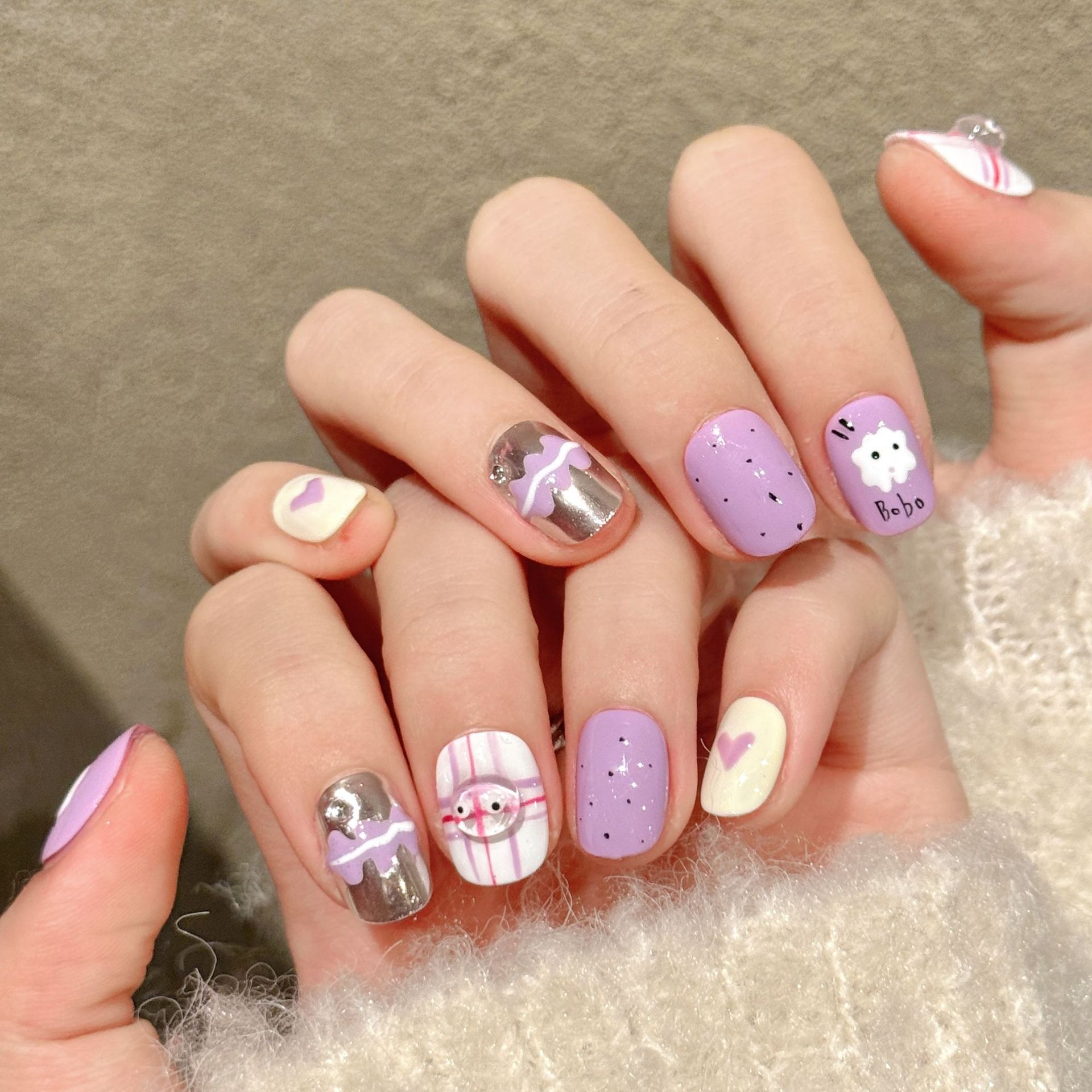 10個入り手作りプレスショートラウンドネイルアート、紫色の面 - Resin Art Purple のレビューと価格